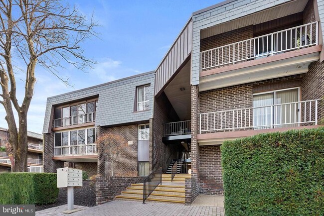 12 Stonehenge Cir