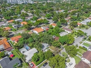 6437 SW 14th St in West Miami, FL - Foto de edificio - Building Photo