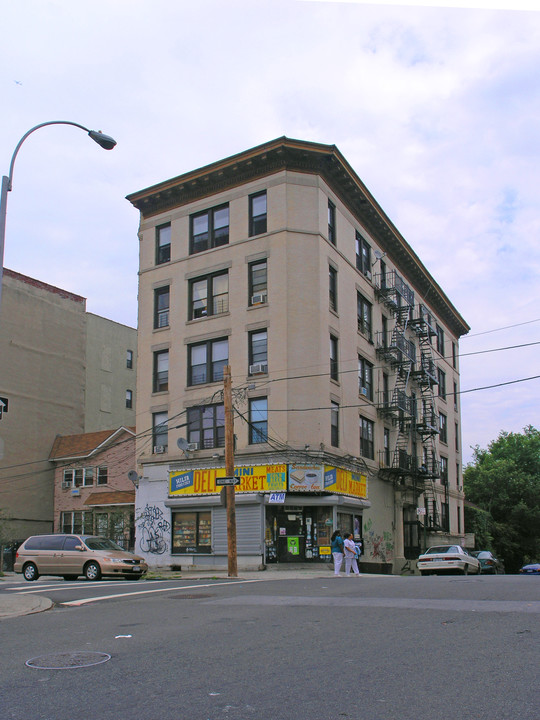 621 E 170th St in Bronx, NY - Foto de edificio