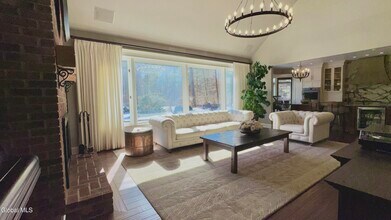 9 Oakbrook Blvd in Saratoga Springs, NY - Building Photo - Building Photo