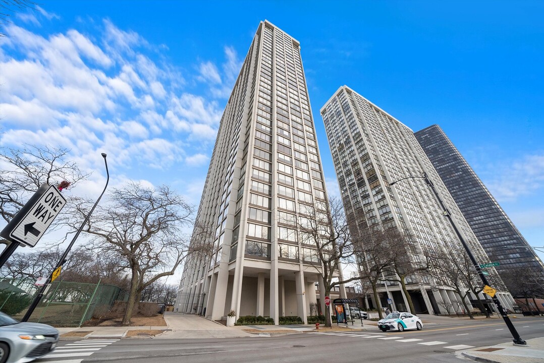 5455 N Sheridan Rd in Chicago, IL - Building Photo