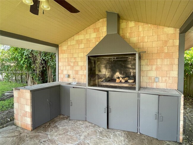 5740 SW 45th Terrace in Miami, FL - Building Photo - Building Photo