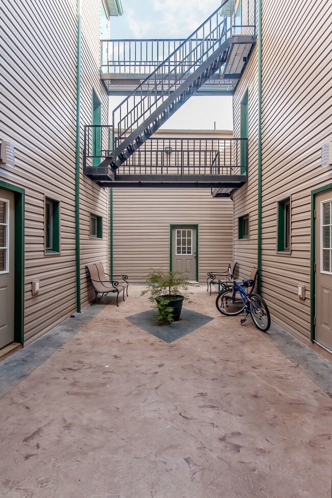 Courtyard on Wharton in Pittsburgh, PA - Foto de edificio - Building Photo