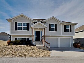 216 Coleen Dr in Raymore, MO - Building Photo