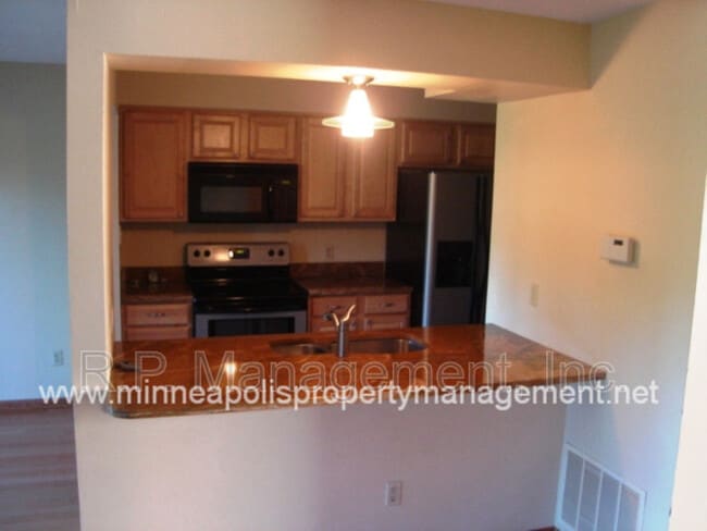 14345 Bedford Dr in Eden Prairie, MN - Building Photo - Building Photo