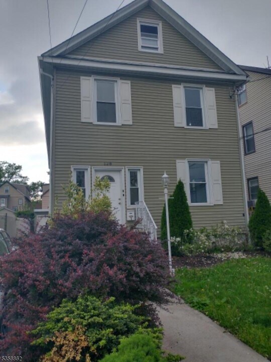 128 Berwick St in Elizabeth, NJ - Building Photo