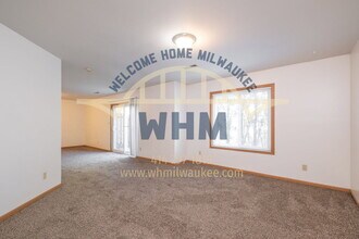 18910 Hi View Dr in Brookfield, WI - Building Photo - Building Photo