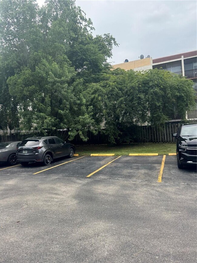 310 Fontainebleau Blvd-Unit -104 in Miami, FL - Foto de edificio - Building Photo