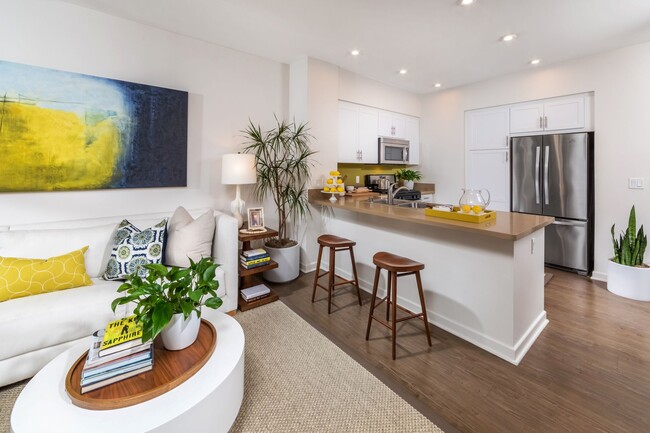 Gateway Apartment Homes in Orange, CA - Foto de edificio - Building Photo