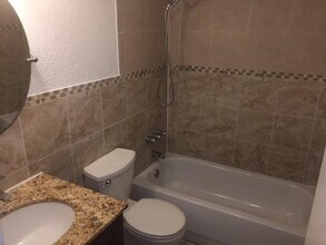 2530 Pierce St, Unit 107 in Hollywood, FL - Foto de edificio - Building Photo