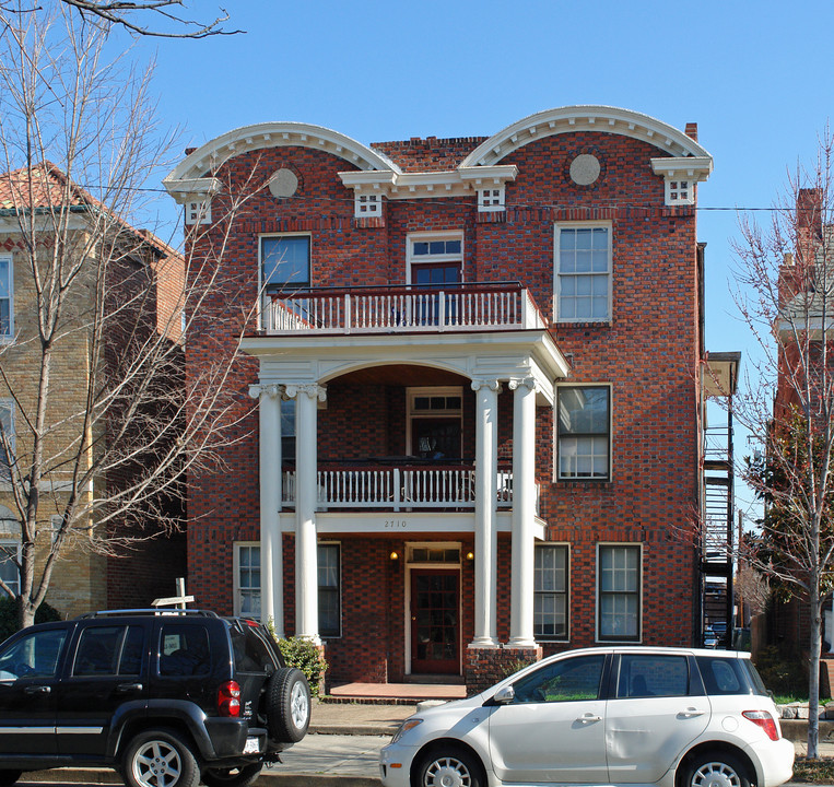 2710 W Grace St in Richmond, VA - Building Photo