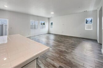 3731 Roseparke Way in Sacramento, CA - Foto de edificio - Building Photo