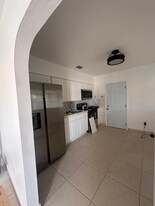 3248 NW 102nd St in Miami, FL - Building Photo