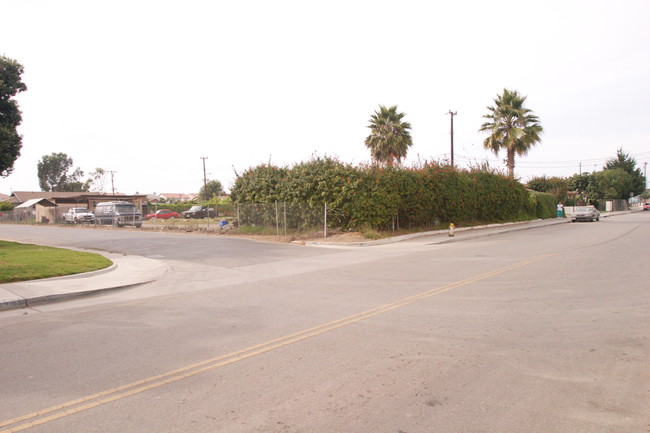 5637-5693 Cypress Rd in Oxnard, CA - Foto de edificio - Building Photo