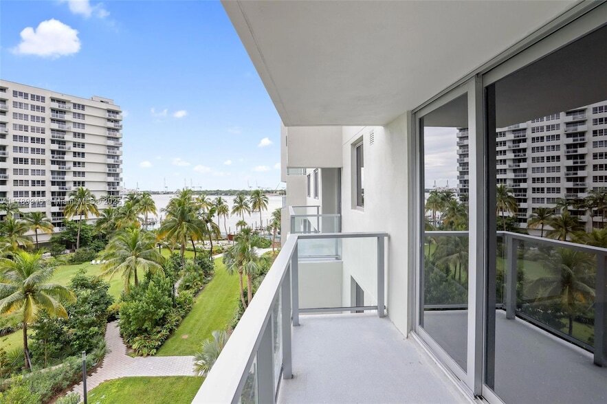 1500 Bay Rd, Unit N-1221 in Miami Beach, FL - Building Photo