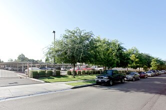 University Village Apartments in Fresno, CA - Foto de edificio - Building Photo