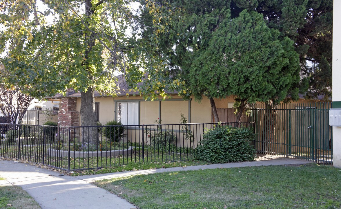 729 N Palmetto Ave in Ontario, CA - Building Photo