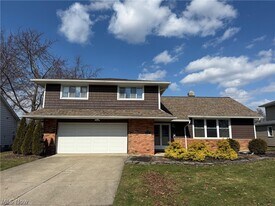 2021 Aldersgate Dr in Lyndhurst, OH - Building Photo