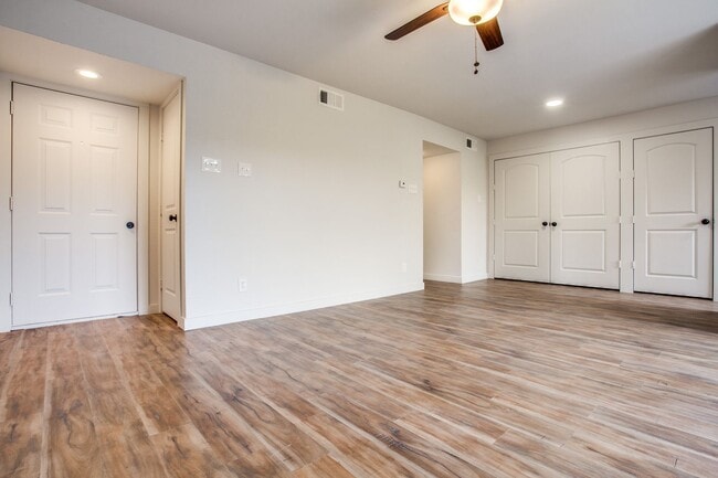 9730 Whitehurst Dr in Dallas, TX - Building Photo - Building Photo