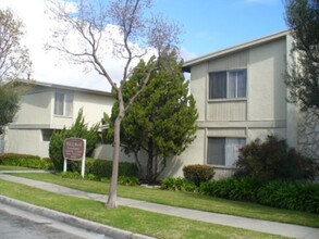 Village Townhomes in Lomita, CA - Building Photo - Building Photo