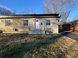 5 Lakewood Dr in Belleville, IL - Building Photo