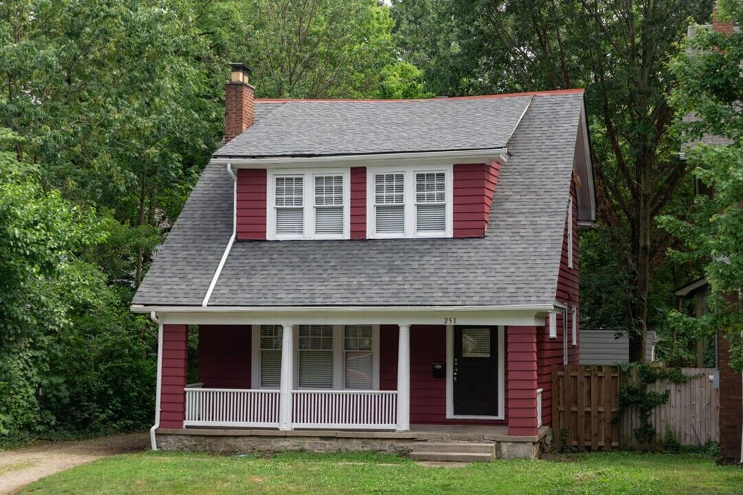 251 E Lane Ave in Columbus, OH - Building Photo