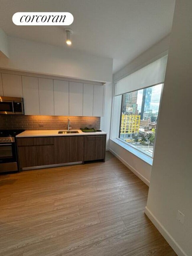 550 10th Ave in New York, NY - Building Photo - Building Photo