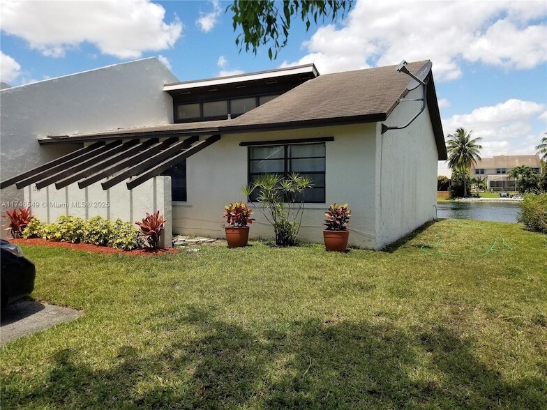 1361 Sandpiper Blvd, Unit 0403 in Homestead, FL - Building Photo