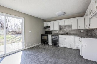 1215 N Cedarcrest Dr in Independence, MO - Building Photo - Building Photo