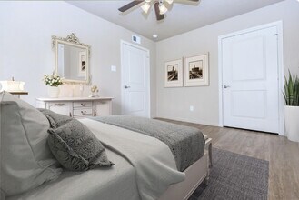 Hitchcock Living- Highland Point in Hitchcock, TX - Foto de edificio - Building Photo