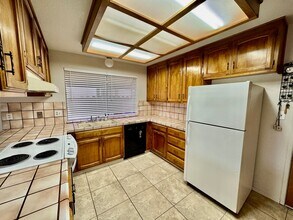 1018 Santa Barbara St in Los Banos, CA - Building Photo - Building Photo