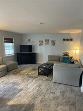 3873 Pompano Dr SE in St. Petersburg, FL - Building Photo - Building Photo