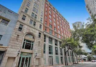 111 E Flagler St, Unit 902 in Miami, FL - Foto de edificio - Building Photo