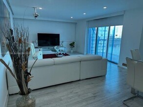 18041 Biscayne Blvd in Aventura, FL - Building Photo - Building Photo