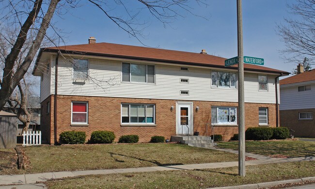 826 E Waterford Ave in Milwaukee, WI - Foto de edificio - Building Photo