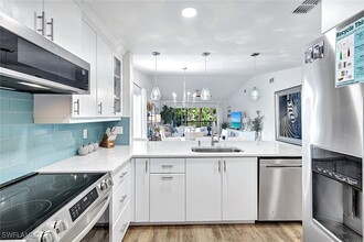 1100 Sarah Jean Cir in Naples, FL - Building Photo - Building Photo