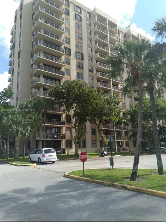 1470 NE 123rd St, Unit A413 in North Miami, FL - Foto de edificio