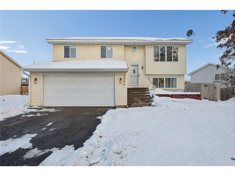 3824 Tower Pond Dr in Anoka, MN - Foto de edificio