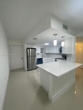 8225 Lake Dr in Doral, FL - Building Photo - Building Photo