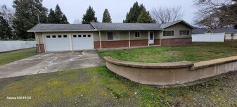 5285 Raymond Way in Central Point, OR - Building Photo