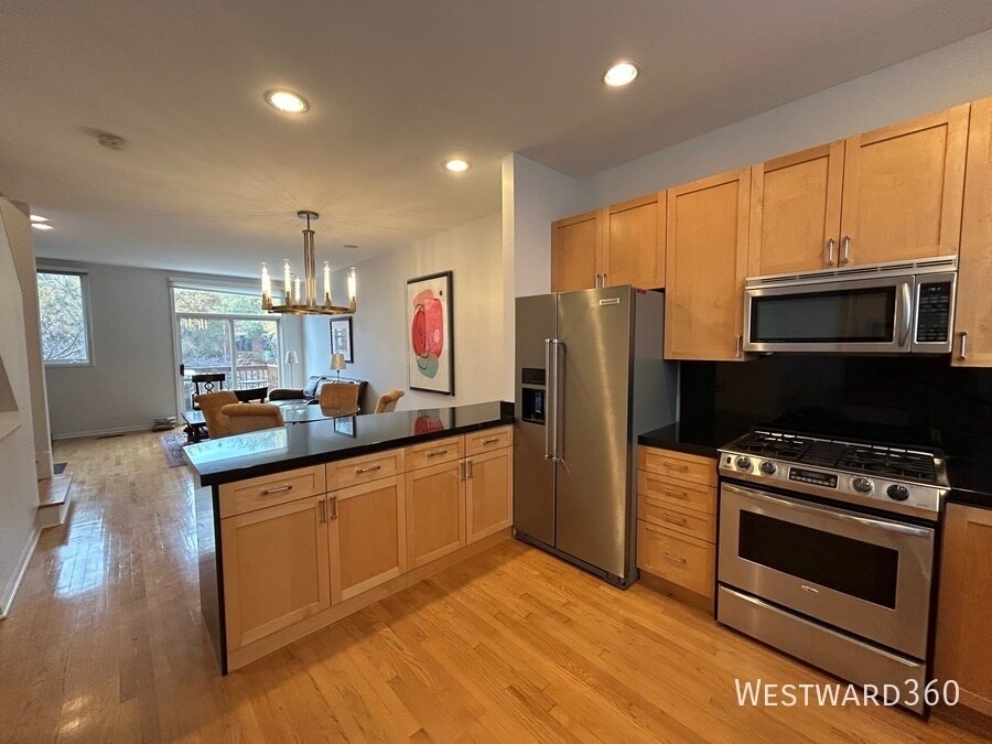 1801 W Winnemac Ave in Chicago, IL - Building Photo