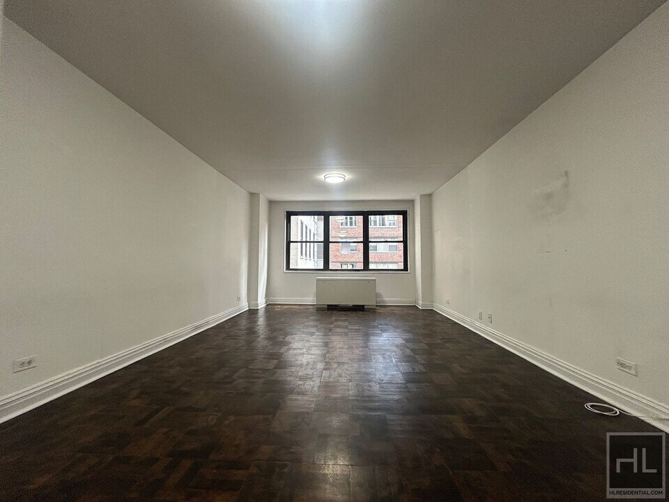 5 AVENUE in New York, NY - Building Photo