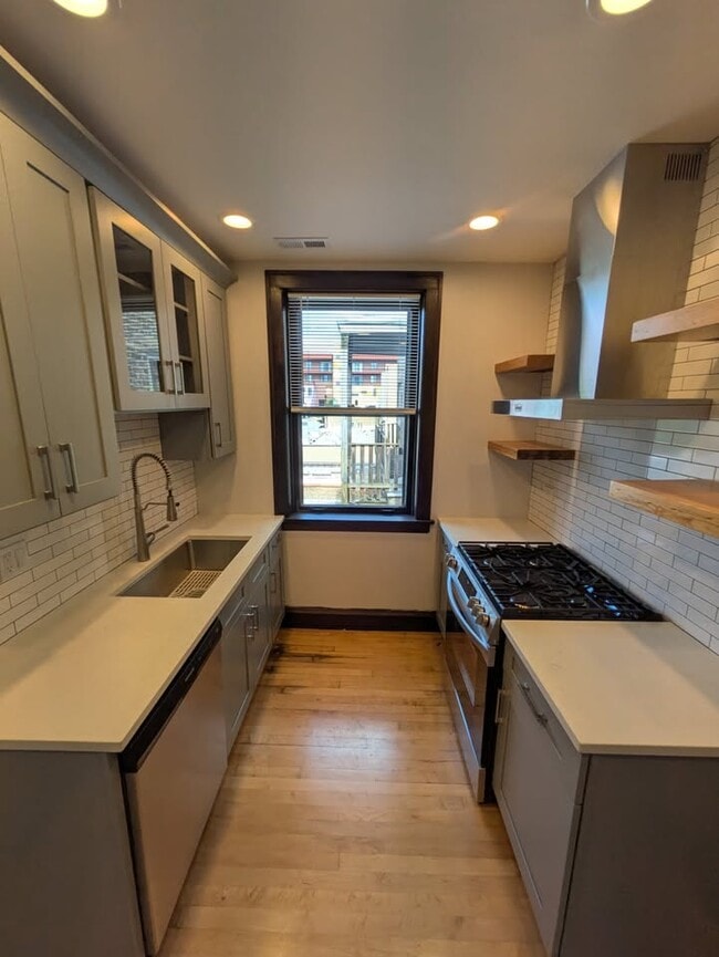 6409 N Talman Ave, Unit 301