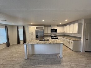 7501 142nd Ave N in Largo, FL - Building Photo - Building Photo