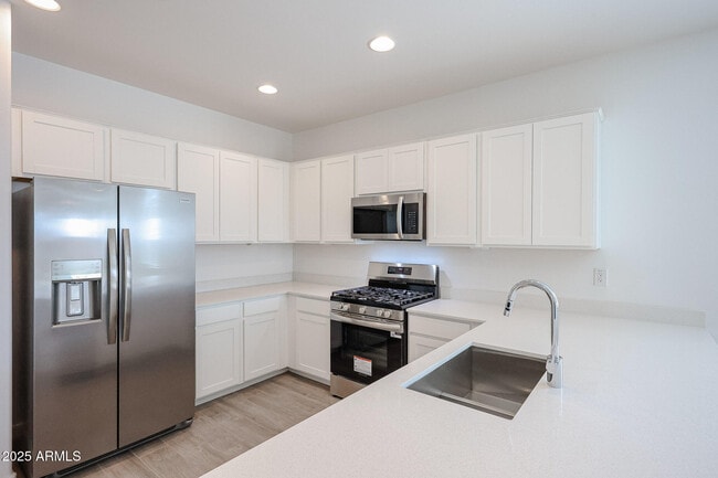 17357 W Smoketree Dr in Surprise, AZ - Building Photo - Building Photo