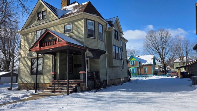 property at 1003 N Appleton St