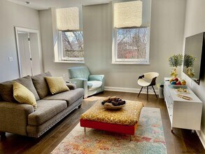 77 Van Dam St, Unit 302 in Saratoga Springs, NY - Foto de edificio - Building Photo