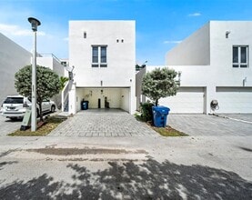 6400 NW 105th Pl in Doral, FL - Building Photo - Building Photo