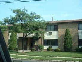 331 Cricket Ln, Unit 331A in Woodbridge Township, NJ - Building Photo