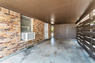 218 E Villaret Blvd in San Antonio, TX - Foto de edificio - Building Photo